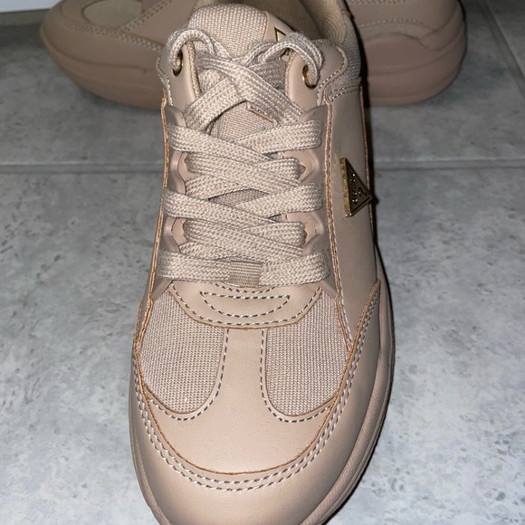 beige guess brand shoes only one used - Picture 3 of 3